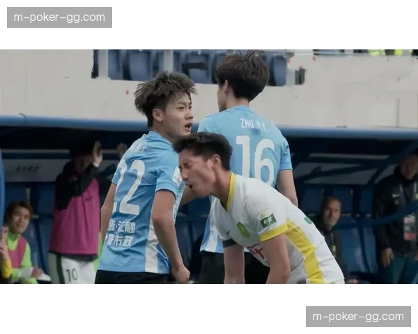 大连英博温姓小将左路防守漏人 把边路变成对手进攻走廊